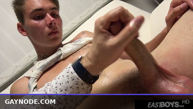 Czech Muscular Twink Enjoys a Steamy Handjob Session